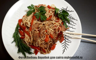 спагетти с мясом овощами соевым соусом