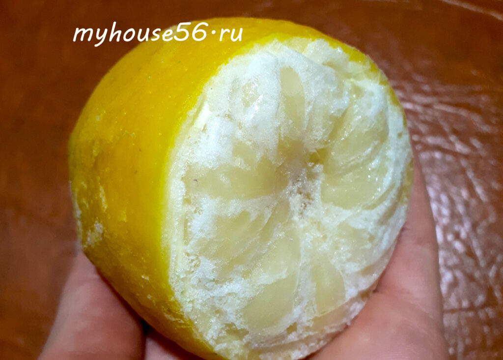 замороженный лимон в морозилке