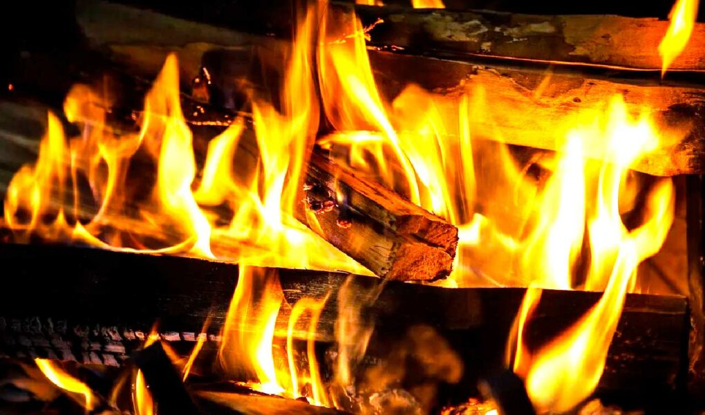 огонь горит трещат дрова