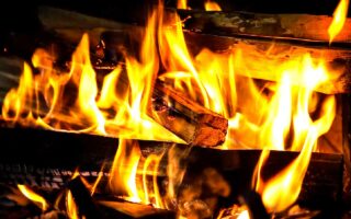 огонь горит трещат дрова