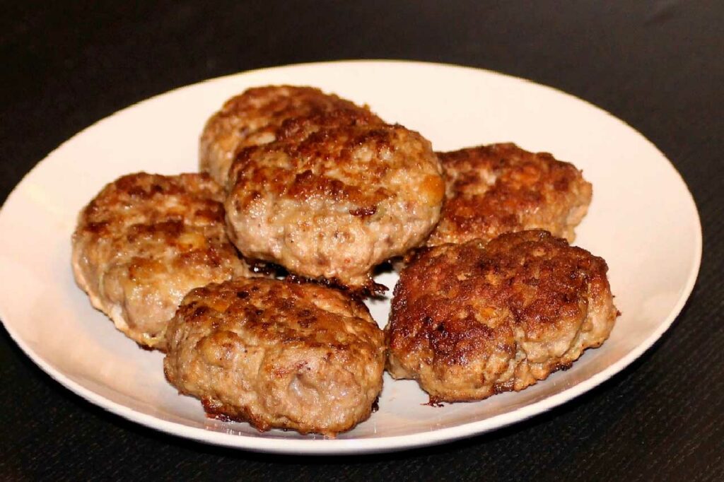 Красивая форма котлет. Формируем котлеты. Как формировать котлеты. Фарш для котлет. Как формировать котлеты.