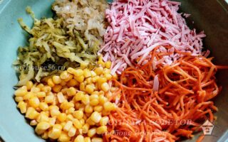 салат морковь по-корейски без майонеза кукуруза колбаса куриная грудка лук маринованные огурцы